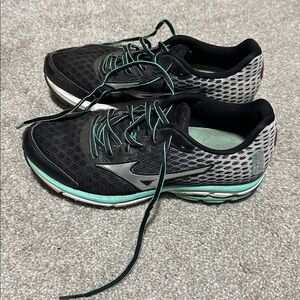 Mizuno wave rider 18 - size 9